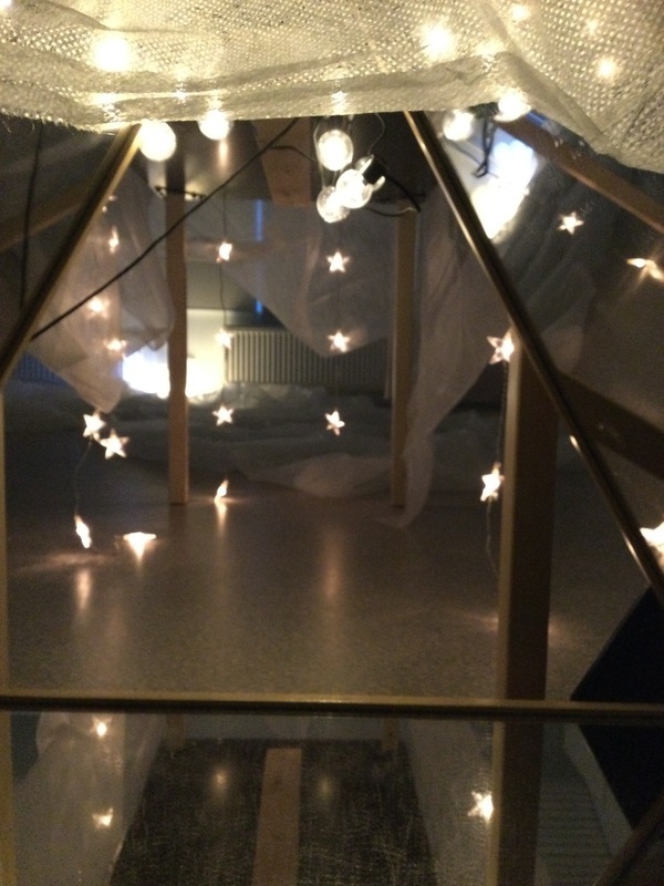 Pöydästä rakennettu valotunneli.