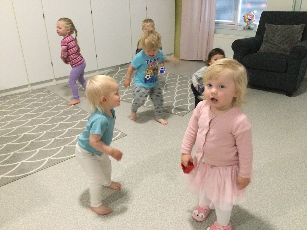 Lapset tanssivat musiikin tahdissa.