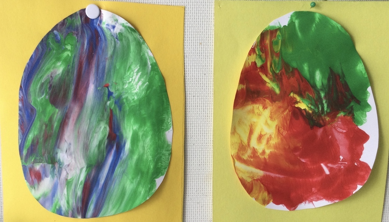 Kaksi maalattua kartonki pääsiäismunaa.