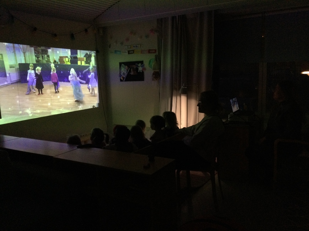 Lapset katsovat joulukalenteria vudeotykiltä.