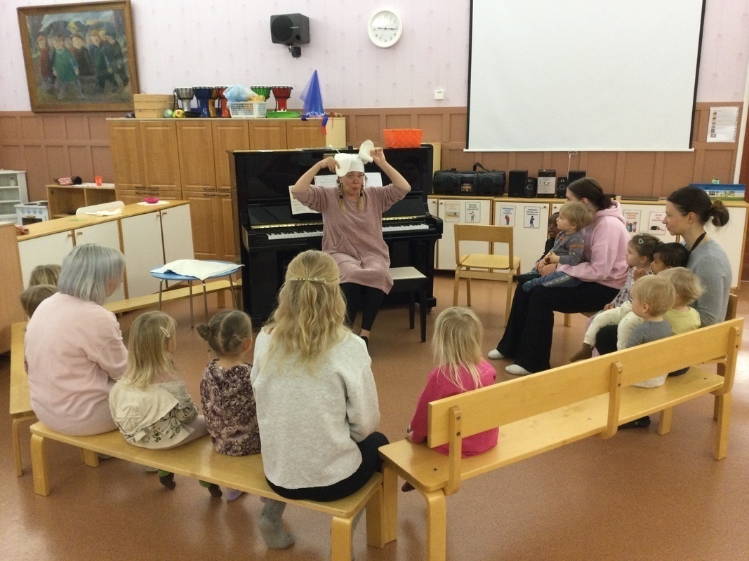 Lapset ovat musiikkituokiossa isossa salissa.