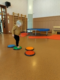 Lapsi tasapainoilee.