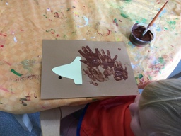 Lapsi tekee siiliaskartelua.