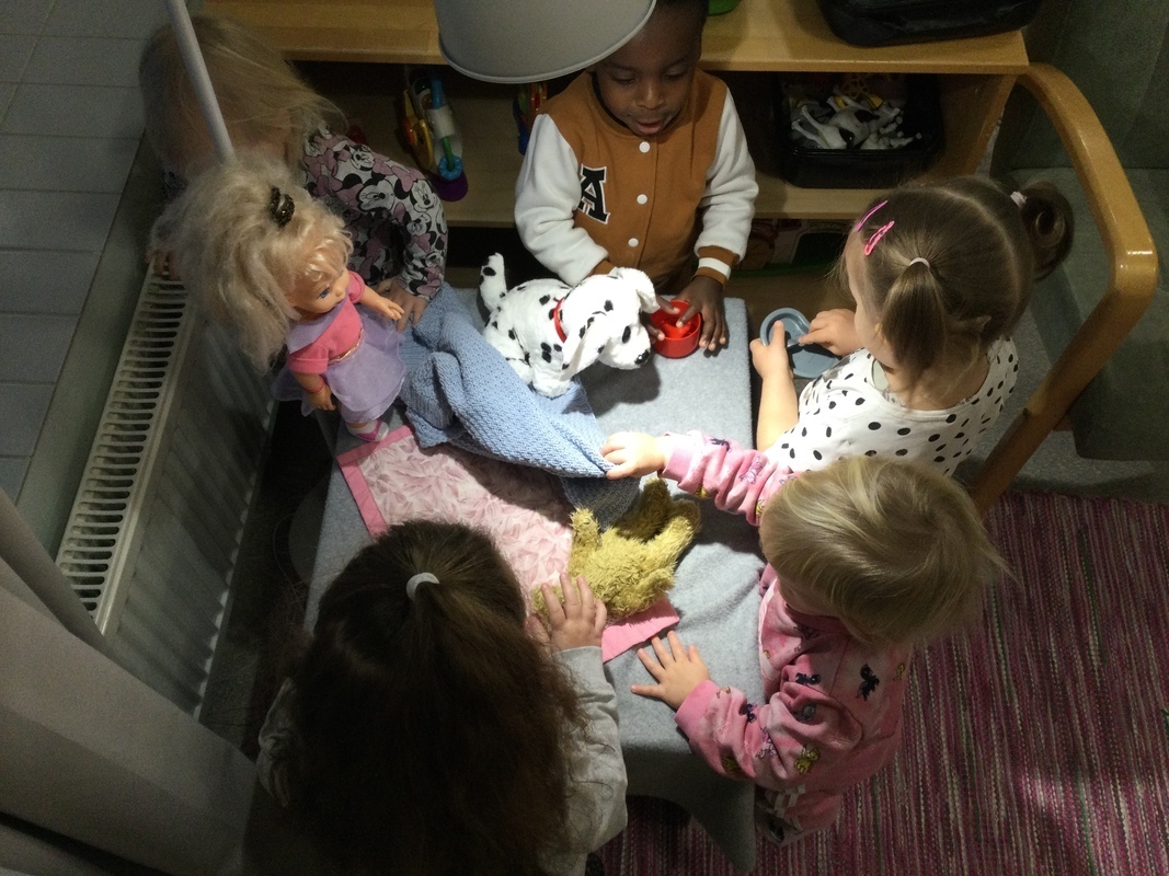 Lapset leikkivät nukeilla pöytäteatteriesityksen jälkeen.