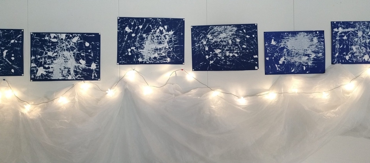 Laten tekemiä marmorimaalauksia seinällä.