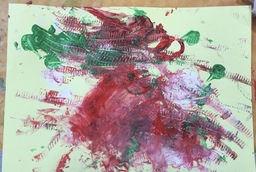 Lapsen tekemä värikäs maalaus kartongille.