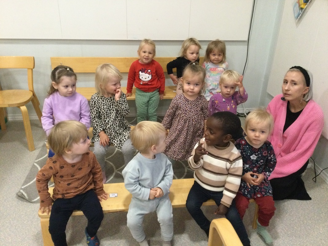 Lapset valmistautuvat aamupiiriin.