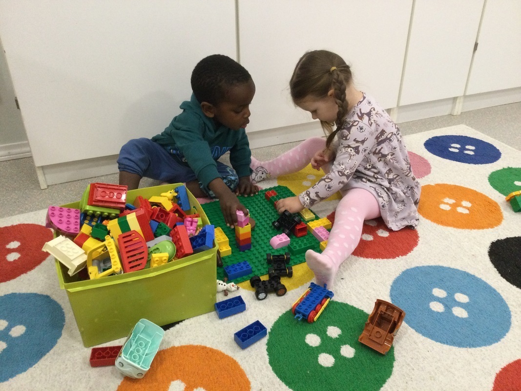 Lapset leikkivät Dublo -legoilla