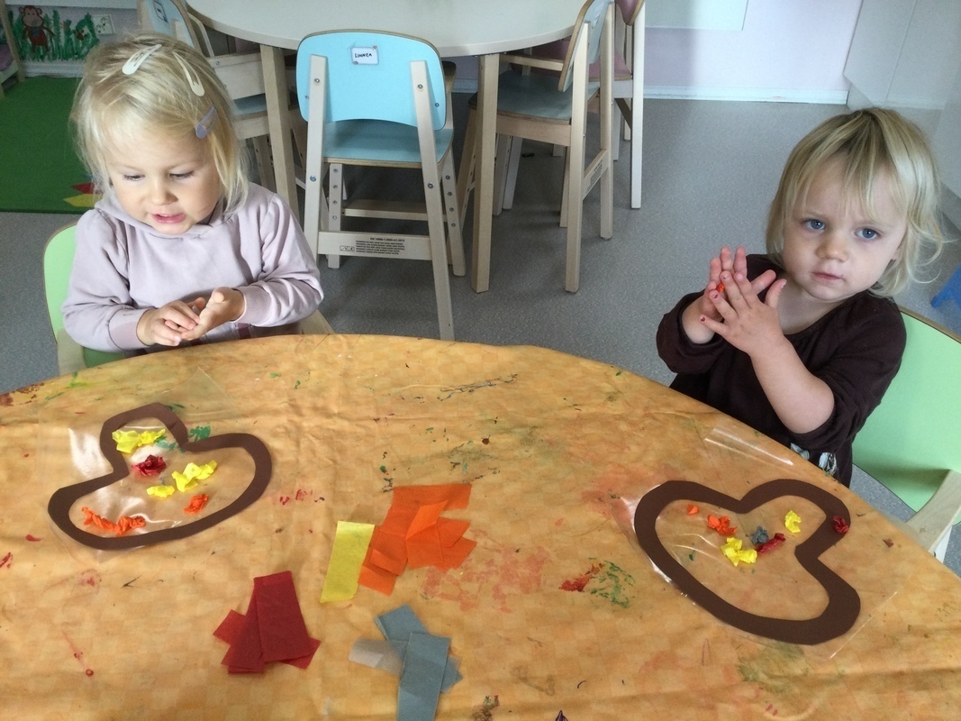 Lapset askartelevat sieniä.