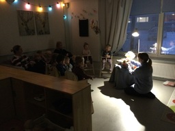 Lapset katsovat Karhunpoika sairastaa -laulusta tehtyä esitystä.