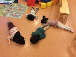 Lapset leikkivät Pikku nalle nukkuu -leikkiä.