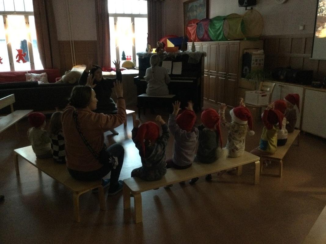 Lapset laulavat joululauluja salissa.