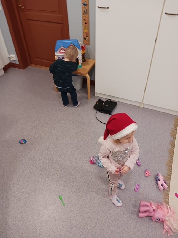 Lapset tutkivat uusia leikkejä.