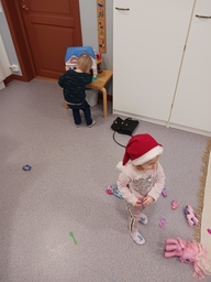 Lapset tutkivat uusia leikkejä.