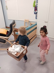 Lapset leikkivät nukeilla.