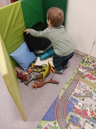 Lapsi leikkii dinoilla.