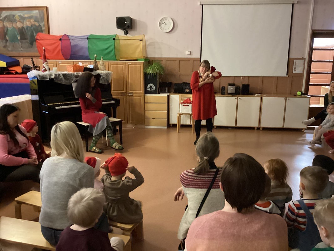 Lapset ovat musiikkituokiossa isossa salissa.