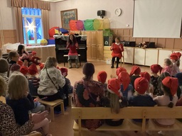 Lapset ovat musiikkituokiossa isossa salissa.