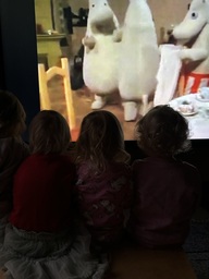 Lapset katsovat muumikalenteria älynäytöltä.