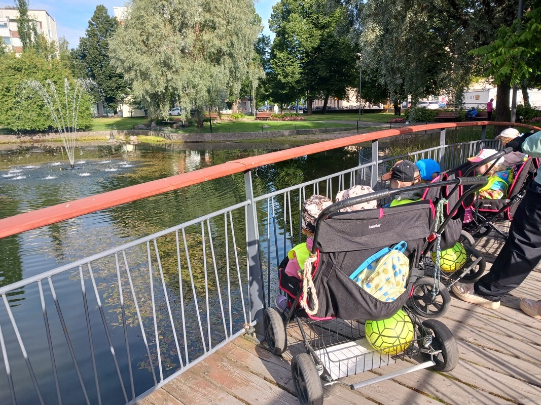 Lapset katselevat suihkulähdettä.