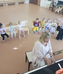 Lapset soittavat marakasseja ja kapuloita piano tahdissa.