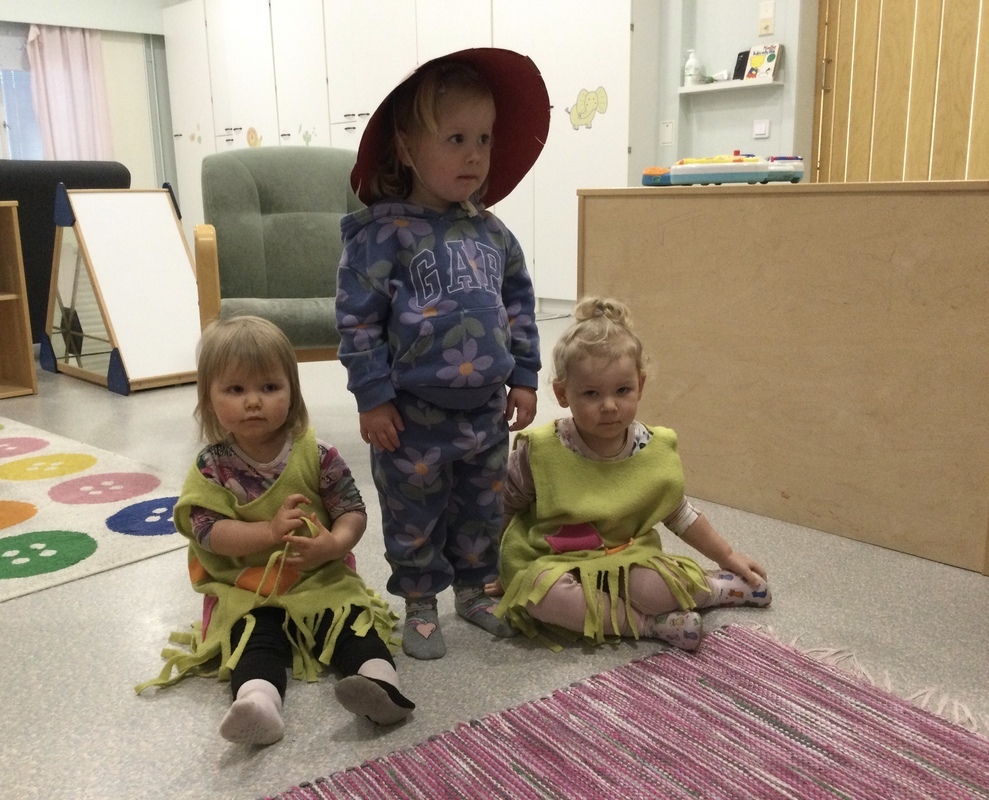 Lapset leikkivät Kaksi pientä peikkolasta -laulua.