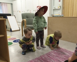 Lapset leikkivät Kaksi pientä peikkolasta -laulua.