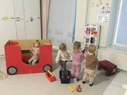 Lapset tutkivat uutta paloautoleikkiä.