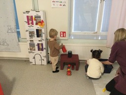 Lapset tutkivat uutta paloautoleikkiä.