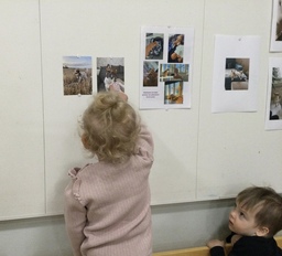 Lapsi katselee lemmikkikoiransa kuvaa.