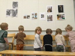 Lapset katselevat lemmikkiensä kuvia.