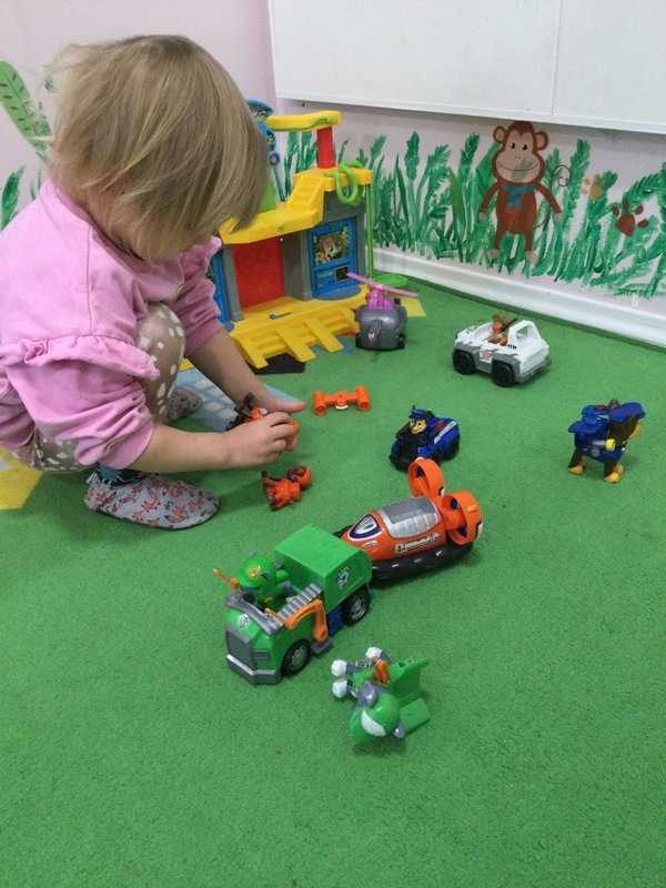 Lapsi leikki Ryhmä hau -hahmoilla