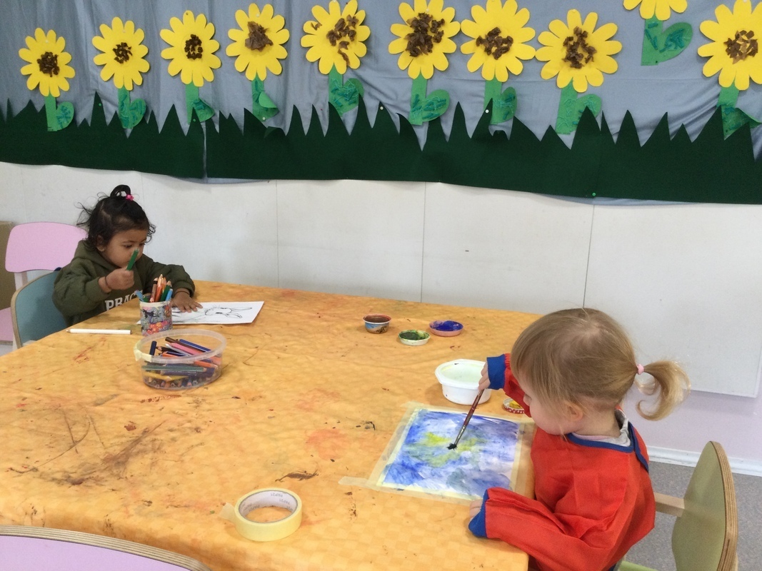 Lapset maalaavat ja värittävät.