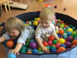 Lapset istuvat pallomeressä.