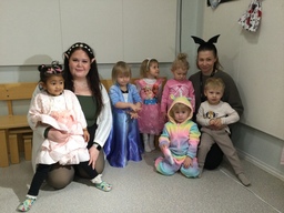 Lasten yhteiskuva syysnaamiaisista.