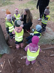 Lapset rummuttavat kepeillä.