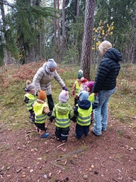 Lapset laulavat metsäaiheisia lauluja.