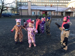 Lapset liikkuvat liikuntaleikkejä pihalla.