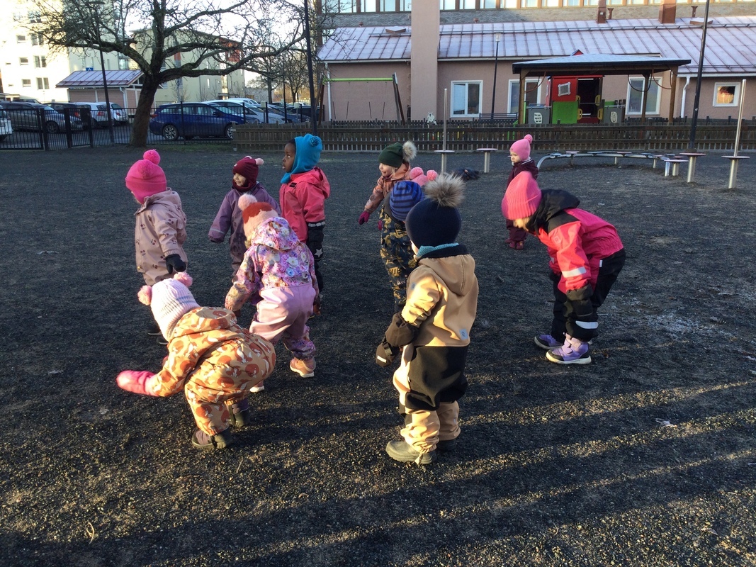 Lapset liikkuvat liikuntaleikkejä pihalla.