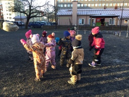 Lapset liikkuvat liikuntaleikkejä pihalla.