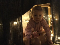 Lapsi kurkkii valomajasta.