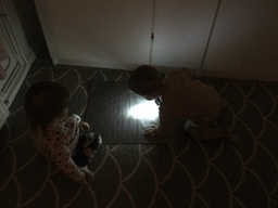 Lapset tutkivat iso heijastinkangasta.