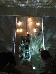 Lapset katselevat katossa olevia valoja.