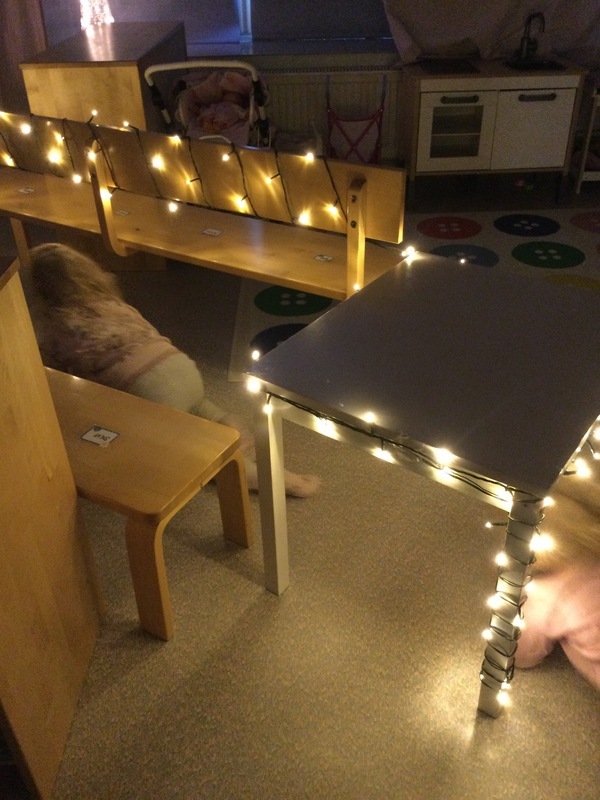 Lapsi konttaa valopolkua pitkin.