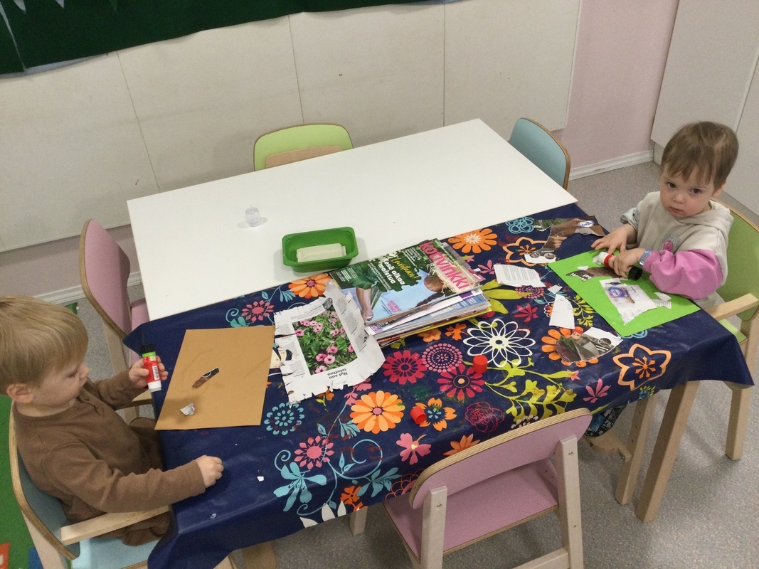 Lapset harjoittelevat saksilla leikkaamista.