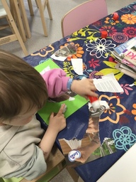 Lapset liimaavat paperille.