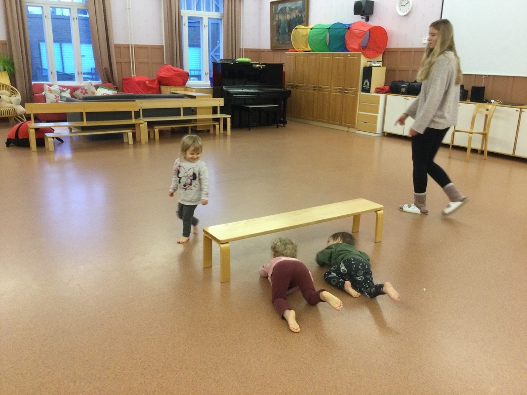 Lapset ryömivät penkin alta.