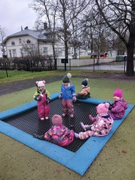 Lapset pomppivat trampoliinilla.