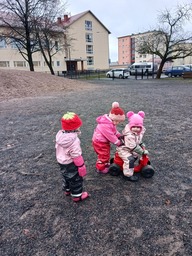 Lapset leikkivät potkumopoilla.