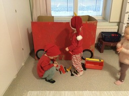 Lapset leikkivät lelupäivän leluilla.